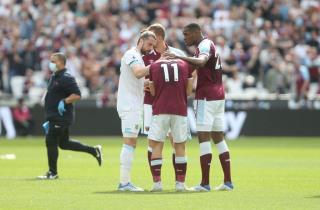 Tiền vệ West Ham bật khóc khi làm đối thủ chấn thương